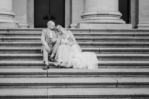 ein hochzeitsfotograf in münchen - brautpaar an der oper 