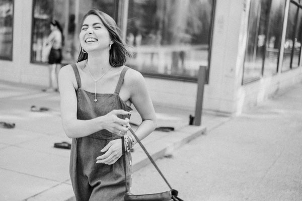 fotoshooting von sophie in münchen an den pinakotheken - mit kommando kunst