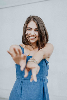 fotoshooting von sophie in münchen an den pinakotheken - mit kommando kunst