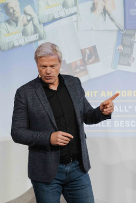 oliver kahn auf dem bcn event in münchen - von eventfotograf florian paulus