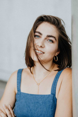 fotoshooting von sophie in münchen an den pinakotheken - mit kommando kunst