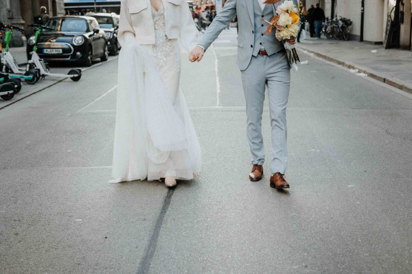 ein hochzeitsfotograf in münchen - brautpaar an der oper 