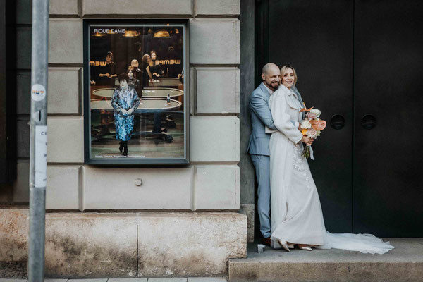 ein hochzeitsfotograf in münchen - brautpaar an der oper 