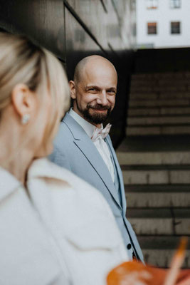 ein hochzeitsfotograf in münchen - brautpaar an der oper 