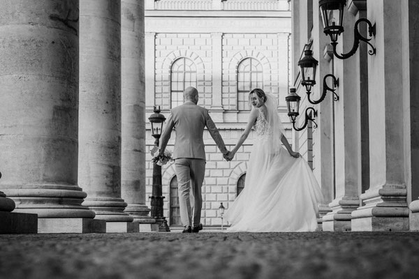 ein hochzeitsfotograf in münchen - brautpaar an der oper 
