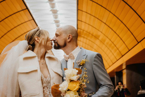 ein hochzeitsfotograf in münchen mit einem brautpaar in der ubahn