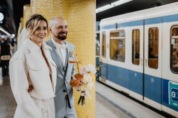 ein hochzeitsfotograf in münchen mit einem brautpaar in der ubahn