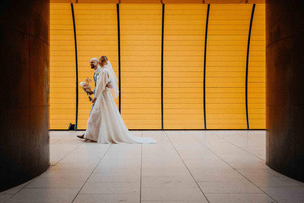 ein hochzeitsfotograf in münchen mit einem brautpaar in der ubahn