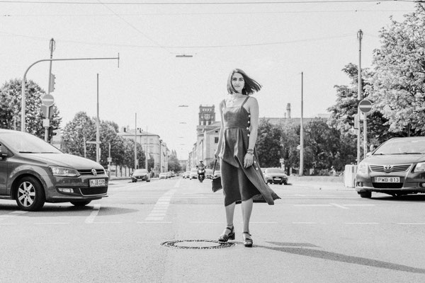 fotoshooting von sophie in münchen an den pinakotheken - mit kommando kunst
