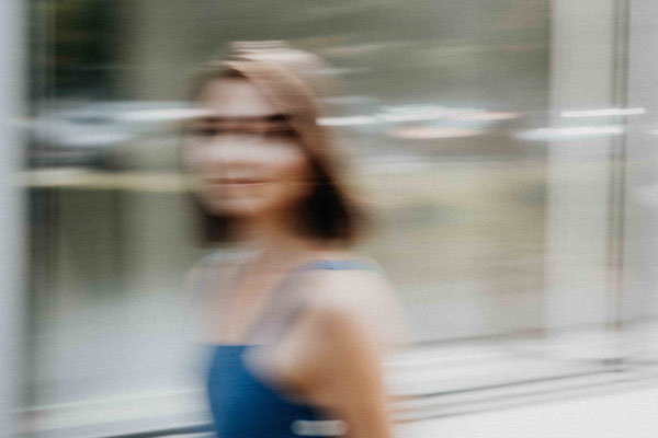 fotoshooting von sophie in münchen an den pinakotheken - mit kommando kunst