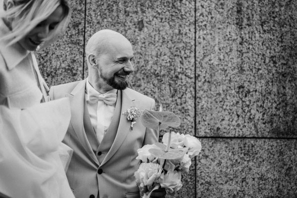 ein hochzeitsfotograf in münchen mit einem brautpaar in der ubahn