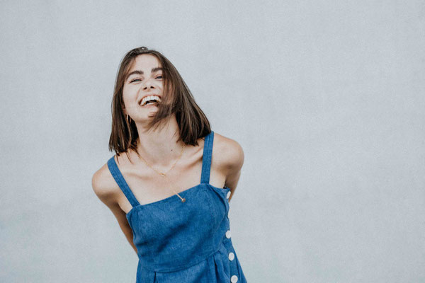fotoshooting von sophie in münchen an den pinakotheken - mit kommando kunst