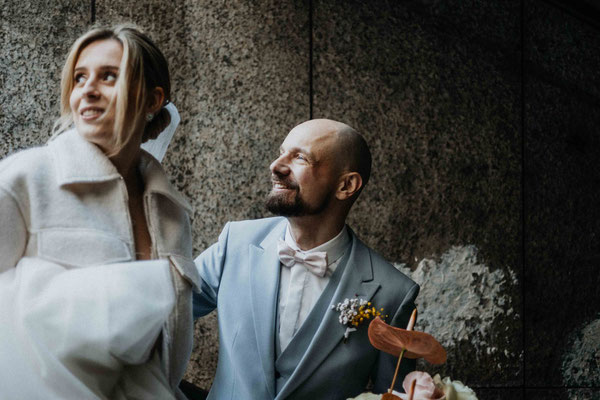 ein hochzeitsfotograf in münchen mit einem brautpaar in der ubahn