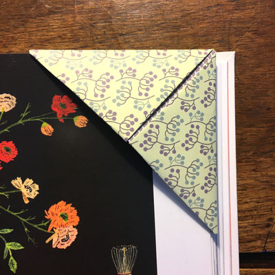 Marque page origami fait mainfemme enfant naissance mariage nature naturel upcycling animaux grues papillon chat arbre citation enveloppe papeterie encre de chine gaufrage etegami gouache félicitations faire part haïkus citation papier lecture carole gibo