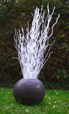 "Kanonenfutter,", 2024, vor der Flamme bearbeitetes Glas, patinierte Keramik