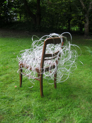 "Lost", 2021, Holzstuhl, flammengebogene Glasröhren
