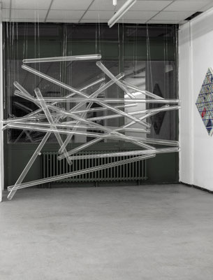 "Luftikus", 2014, Glasrohre, Nylonfäden