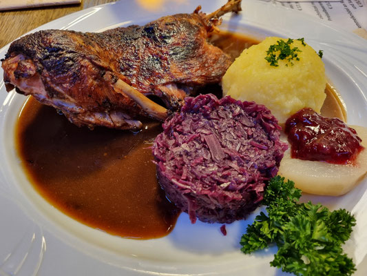 Es gab z. B. eine halbe Ente, sous vide gegart, mit Orangensoße, Apfelrotkohl und Kartoffelkloß - sehr fein!