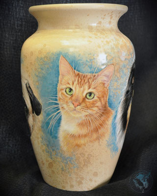 "Finni", Vase mit vier geliebten Haustieren, Acrylmalerei, Auftragsmalerei