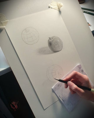 Unter Anleitung entstehen erste kleine Kunstwerke, die sich sehen lassen können!