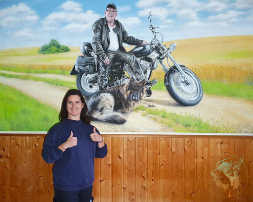 "Biker Jörg auf Ausfahrt mit Hund Oskar". Im Herbst 2025 entstand dieses aufwendige Wandbild. Hat viel Spaß gemacht:)