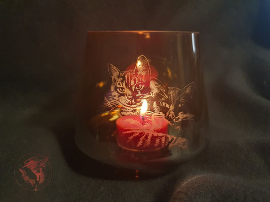 "Lea und Loki", Gravur auf Teelichtglas