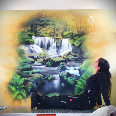 "Wasserfall" Wandmalerei in einem Badezimmer, Airbrush-, Pinsel- und Stupftechnik