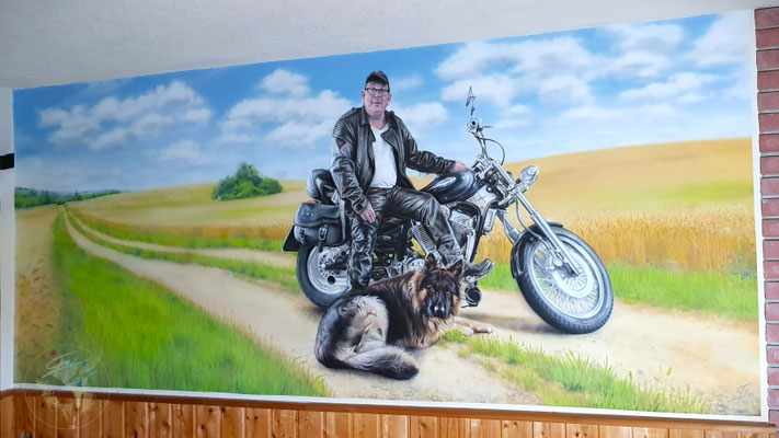 "Biker Jörg auf Ausfahrt mit Hund Oskar", Wandbild, Airbrush, Auftragsmalerei