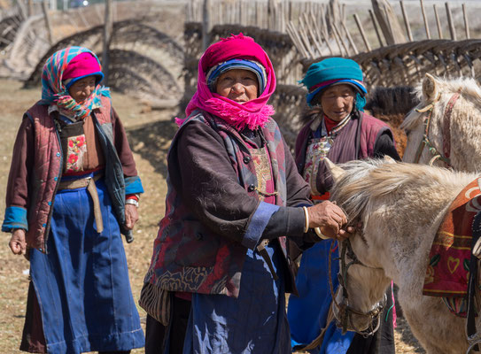 In der Umgebung von 香格里拉 ("Shangri-La") trifft man immer wieder auf als Nomaden lebende Tibeter, die sich der Pferde- und der Yak-Zucht verschrieben haben. Die Region wird mehrheitlich von Tibetern bewohnt. 