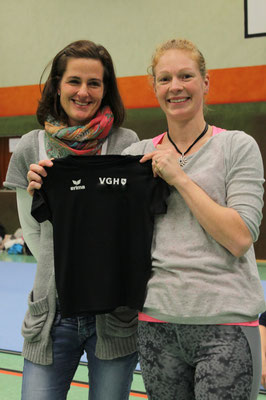 Inika Hußmann überreicht Saskia Seewaldt freudig die neuen Shirts.