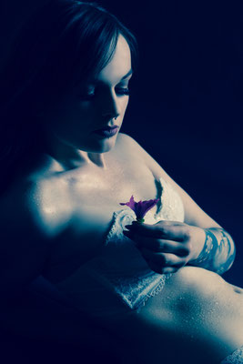 Künstlerische Blau-Tonung: Boudoirporträt mit Tattoo, sinnliche Studio-Stimmung