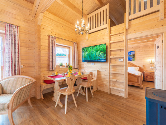 Wohnzimmer in einem Holzhaus aufgenommen mit einem Weitwinkel Objektiv.