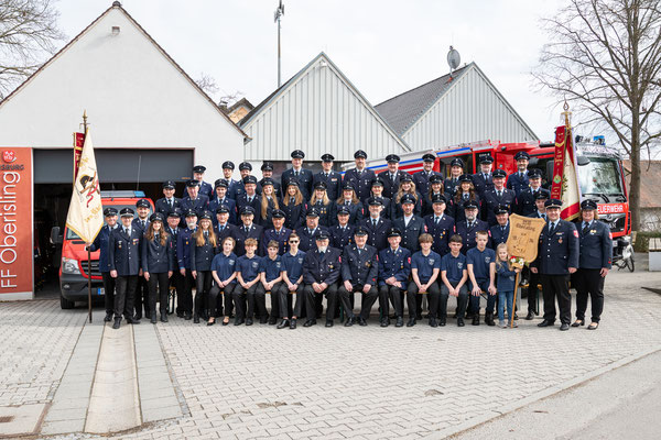 Gruppenfoto Freiwillige Feuerwehr Oberisling Regensburg. 60 Personen in Uniform.