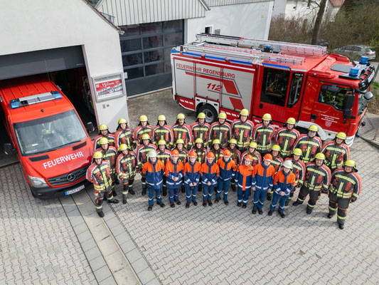 Gruppenfoto Freiwillige Feuerwehr Oberisling Regensburg. 30 Personen in Einsatzkleidung.