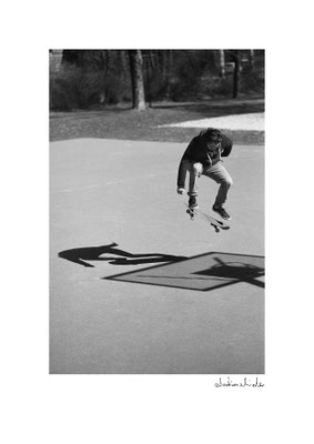 Mann auf Skateboard während des Sprunges. Künstlerisches Schwarz Weiss Foto von Sebastian Schieder, Fotograf Regensburg.