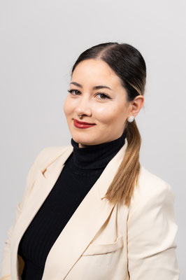 Business Portrait von junger Frau mit rotem Lippenstift in Fotostudio.