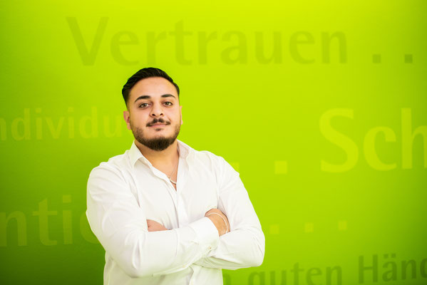 Mann vor grünem Hintergrund in LVM Versicherungsagentur Jürgen März. Business Porträt, aufgenommen von Sebastian Schieder - Fotograf Regensburg.