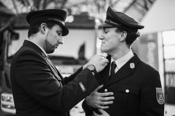 Zwei Männer in Feuerwehr Uniform.