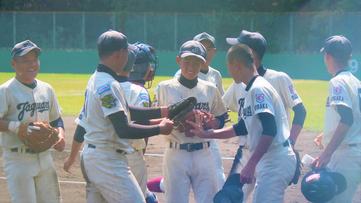 ファインプレーの杉山選手を迎える仲間たち。