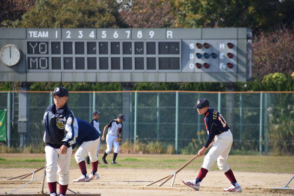 グランド整備も選手たちで