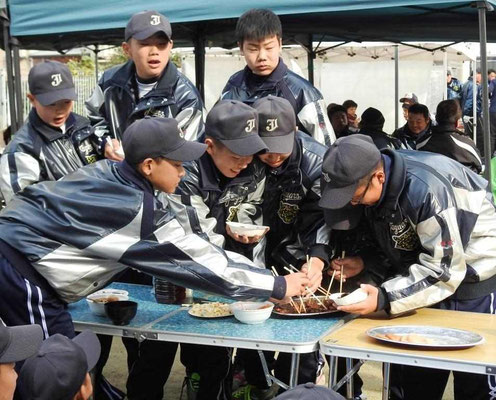 焼きたてのお肉に選手たちが・・・