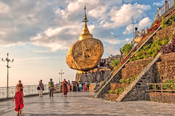Der Goldene Fels ist eine der heiligsten buddhistischen Stätten in Myanmar. Wikipedia