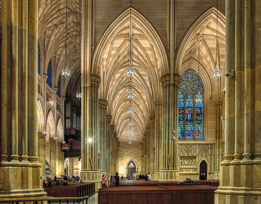Die St. Patrick’s Cathedral ist die größte im neugotischen Stil erbaute Kathedrale in den Vereinigten Staaten. Sie befindet sich an der Fifth Avenue in Manhattan, zwischen der 50. und der 51. Straße, direkt gegenüber dem Rockefeller Center. Wikipedia