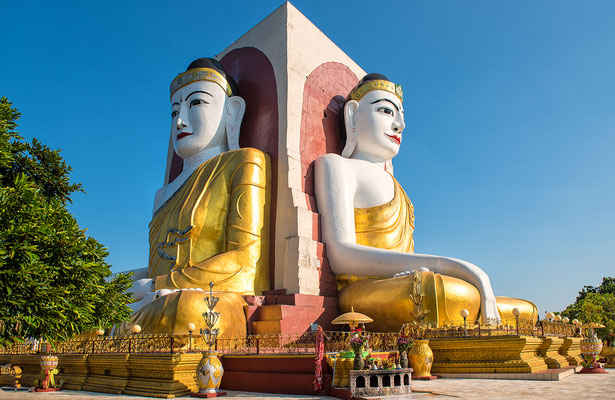 Die 4 Rücken an Rücken sitzenden Buddas von Kyaikpun