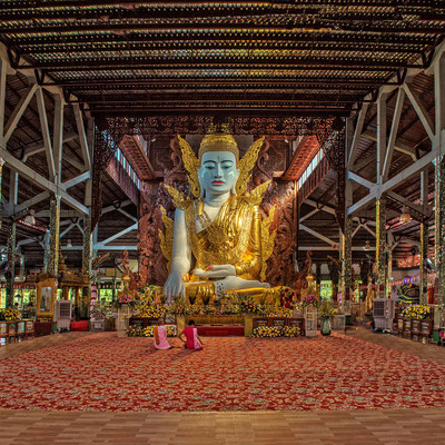 GEKRÖNTER BUDDHA (Yangon) Der "Ngahtatgyi" - eine fast 14 m hohe, sitzende Figur eines gekrönten Gautama Buddha aus dem Jahr 1900