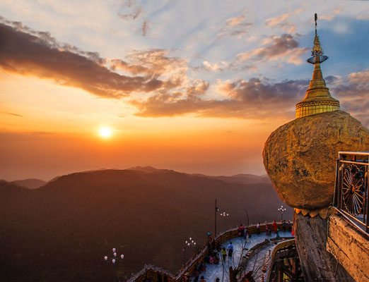 Der Goldene Fels ist eine der heiligsten buddhistischen Stätten in Myanmar. Wikipedia
