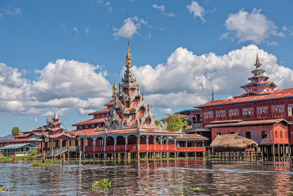 Tempel on Lake