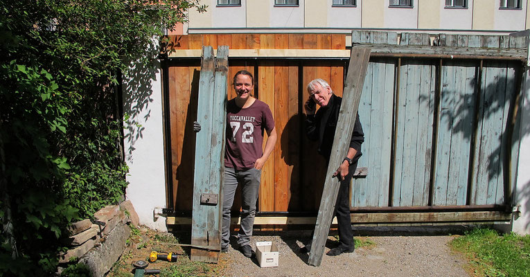 the redoubtable tech Thomas Nordegg (Vai, Dweezil & many others) and young guitarslinger Leo Bei during the dismanteling and making of the new gate