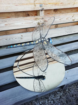 Libellule 1 - corps en céramique émaillée raku,  ailes en vitrail Tiffany, socle inox miroir