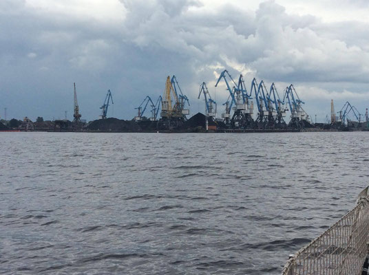 Die Einfahrt nach Riga wird durch Industrie geprägt 